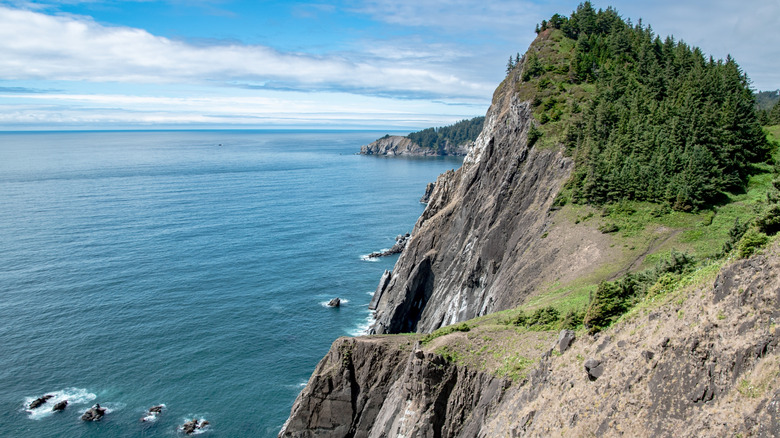 Rocky cliffs and scenic overlook at Neahkahnie Mountain