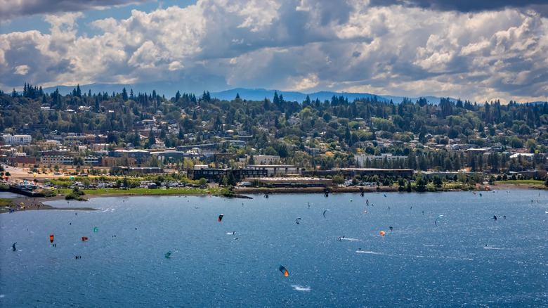 Kitesurfers on the Columbia River in Hood River, Oregon