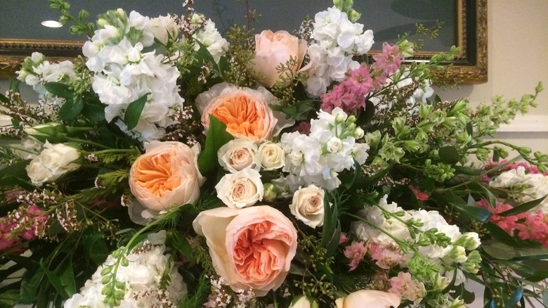 Bouquet with pink and white roses