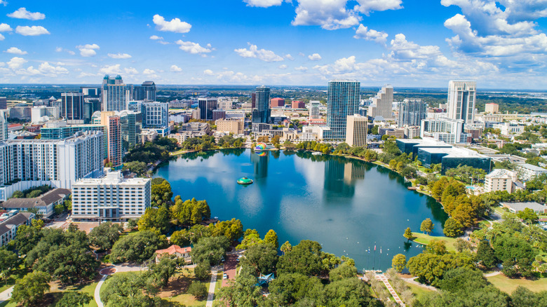 Downtown Orlando featuring a large lake and tall buildings
