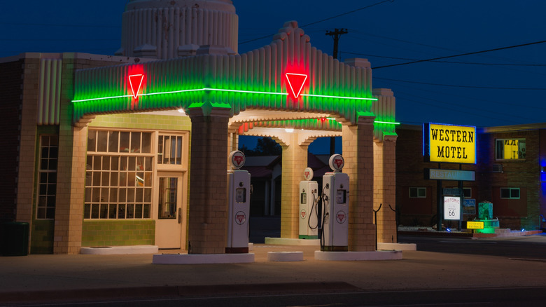 Neon-lit U Drop-Inn and Western Motel in Shamrock, TX