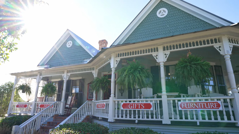 Exterior of crafts and gift shop in Havana, Florida on sunny day.