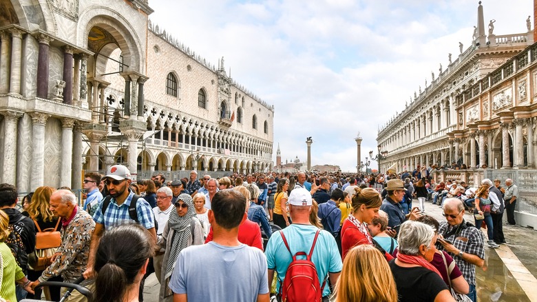 Photo of crowds in Venice