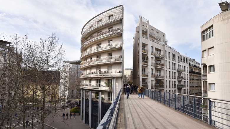 Elevated walkway known as Promenade Palntee or Coulée Verte René-Dumont