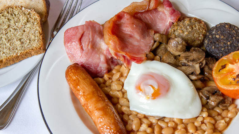 A full Irish breakfast, with bacon, sausage, eggs, beans, black and white pudding, and toast