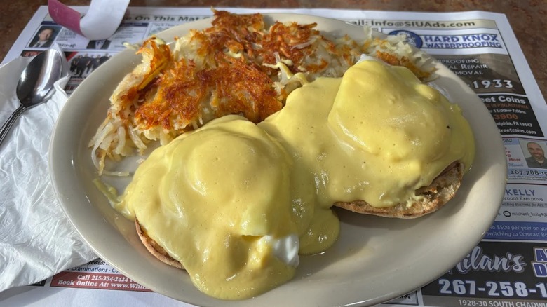 Eggs benedict and hashbrowns at Oregon Diner
