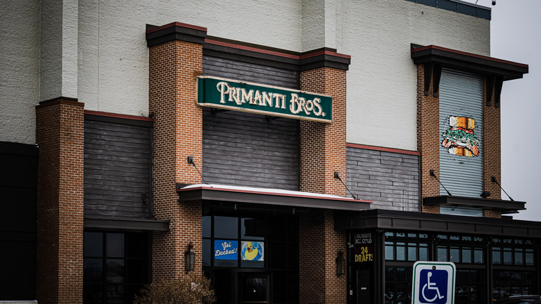 Primanti Bros. in Warren, Ohio, a gray building with tan brick columns and a green sign