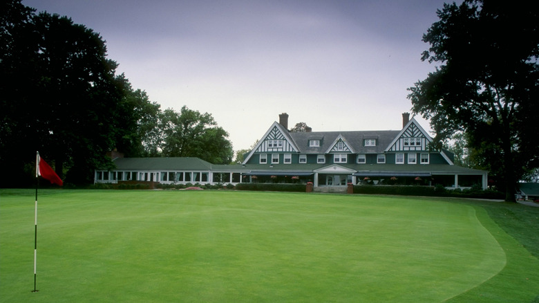 Facade of the Oakmont Country Club and golf course