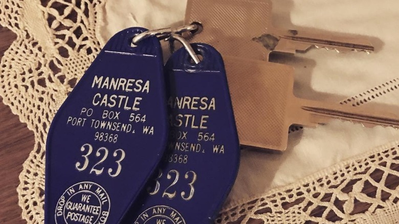 Keys to room 323 in Manresa Castle on a vintage doily
