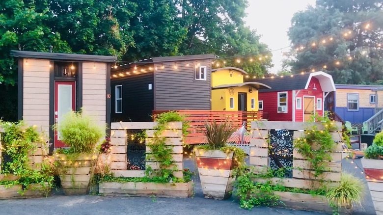 Tiny homes at Tiny Digs Hotel in Portland surrounded by trees.