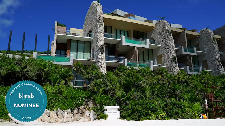 Balcony rooms and green foliage at La Casa de la Playa Xcaret