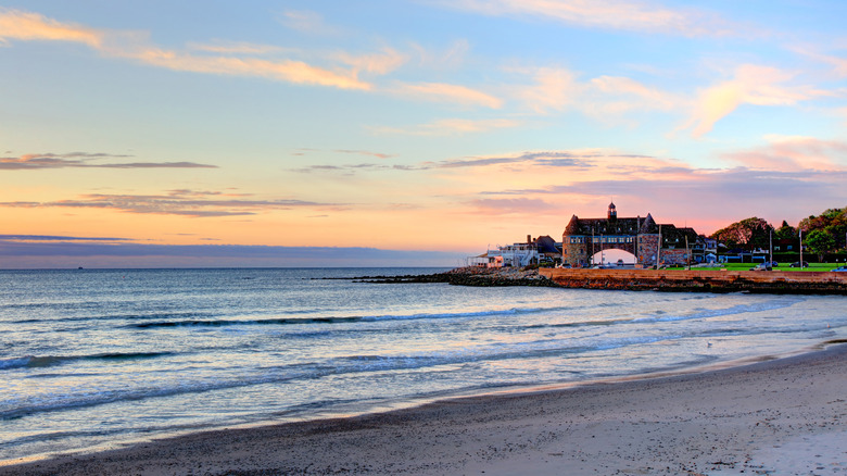 Sun rises over Narragansett Beach