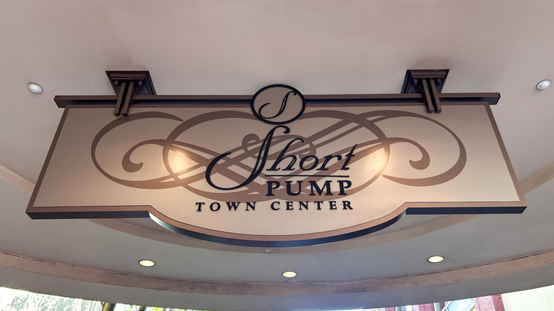 Image of a shopping sign in Short Pump, Virginia