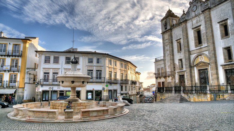 Praça do Giraldo square in Evora, Portugal.
