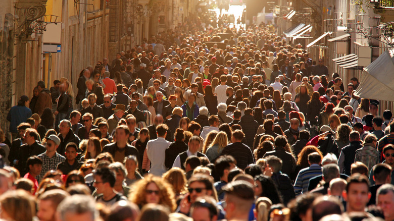 Large crowds walking down the busy streets of Rome