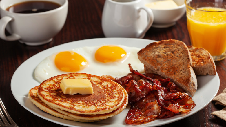 traditional American breakfast plate