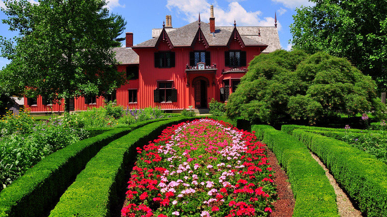 Garden and Rosewood Cottage in Woodstock, Connecticut