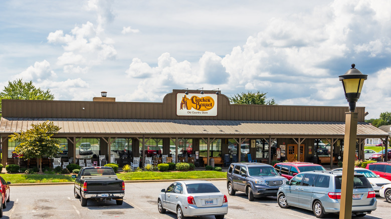 The front of a Cracker Barrel with several cars parked in the front