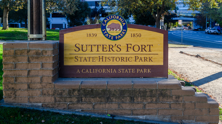 An entrance sign to Sutter's Fort State Historic Park