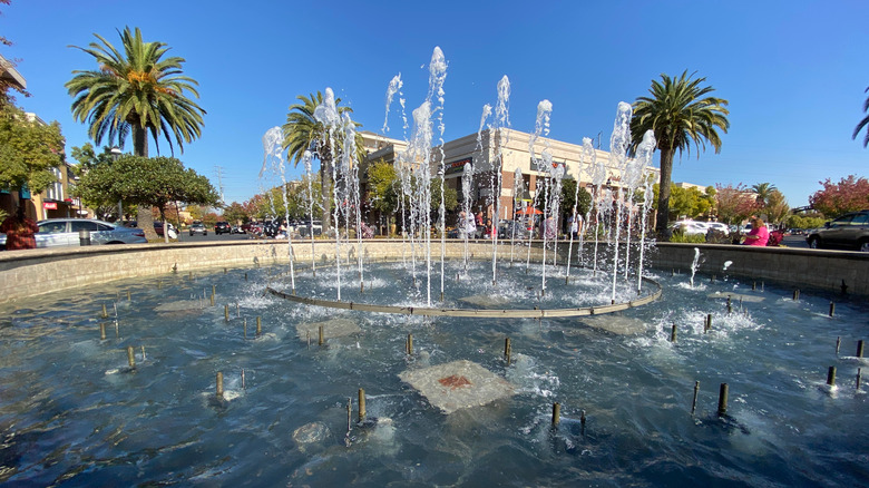 Outdoor mall fountain in Roseville California