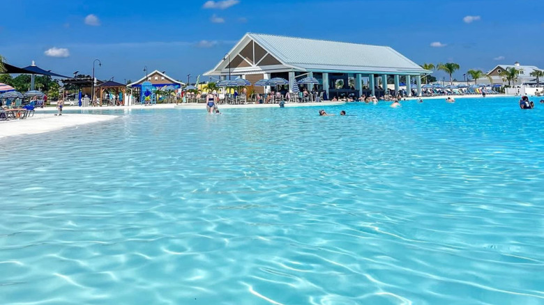 Mirada Lagoon with its crystal-clear water and Bahamas vibes