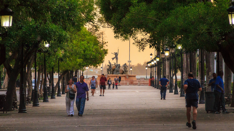 People strolling on the Paseo de la Princesa in San Juan