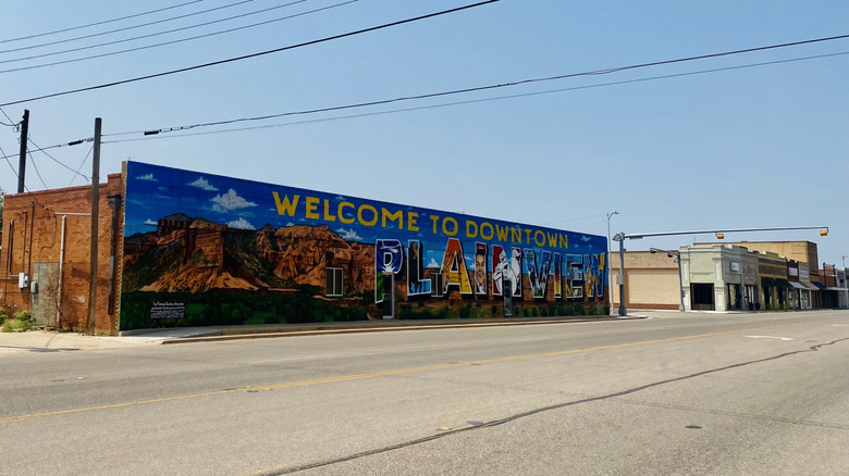 Building with a mural that says "Welcome to Downtown Plainview" in Plainview, Texas