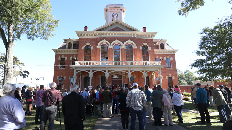 People in front of the Walton County Courthouse in the city of Monroe, Georgia