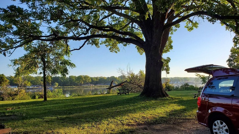 Grassy camping area in Illini State Park in Marseilles, Illinois
