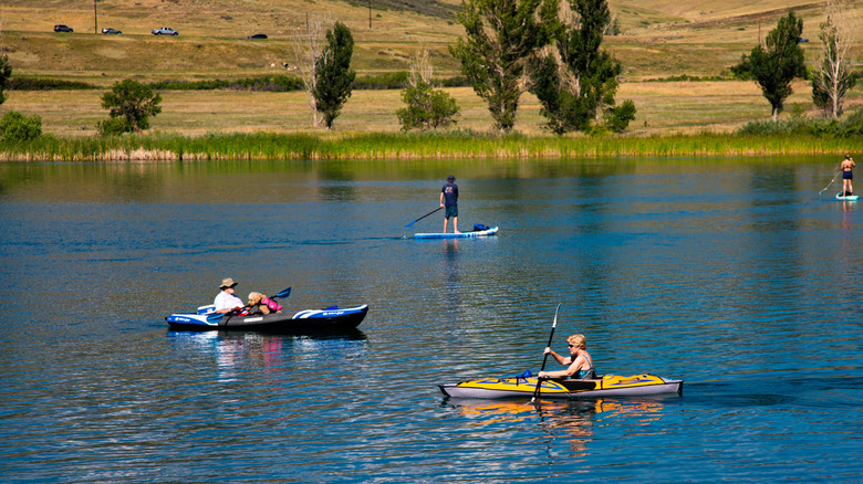 People paddlebaording and kayaking at Chatfield State Park, Colorado