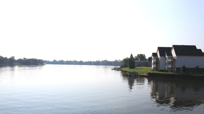 Houses on the shoreline of Belleville Lake on a cloudy day