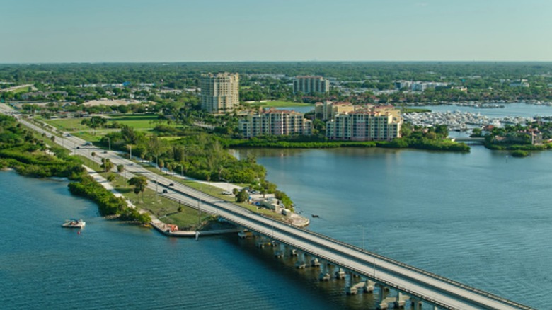 Bridge leading into ﻿﻿Palmetto, Florida