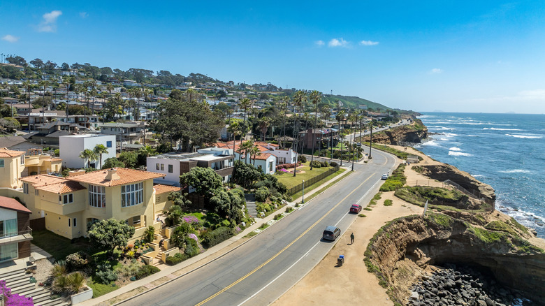 Coastal road lined with houses on one side and cliffs overlooking the ocean on the other, San Diego coast