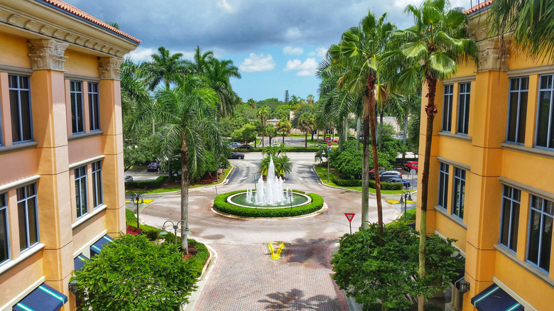 Fountain in the center of The Walk of Coral Springs