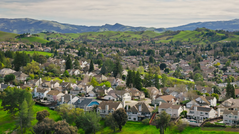 Houses nestled amid mountains in Pleasanton, California