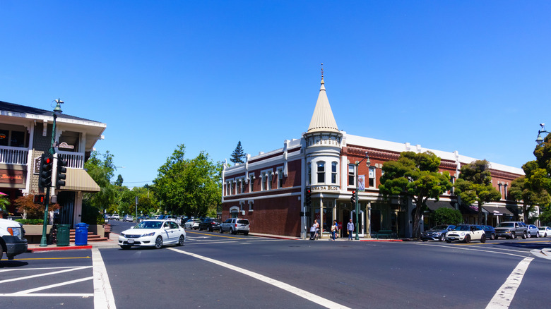 Cars and people around the La Canada Building in Los Gatos, California.