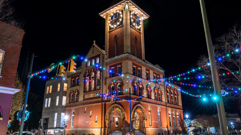 New Bern City Hall lights in downtown New Bern