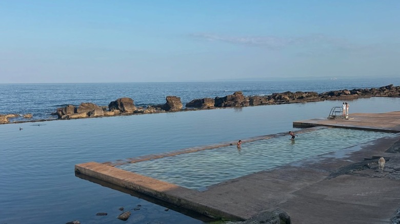 A view of Cellardyke Tidal Pool, seawall and the sea