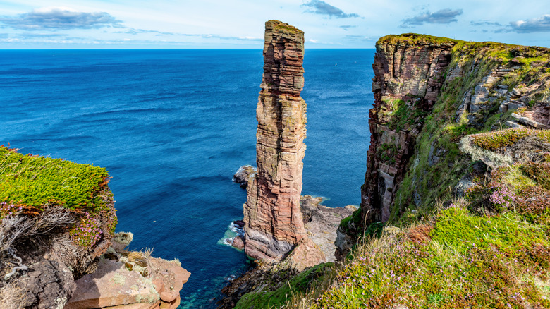 Old Man of Hoy sea stack, between cliffs and the sea