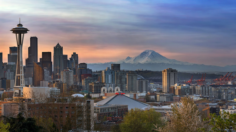 Seattle skyline with Mount Rainier at dusk