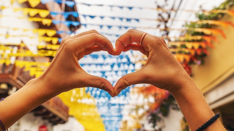 heart hands in colombia