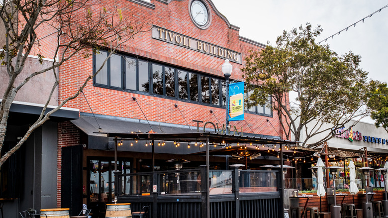 A restaurant in a brick building in San Carlos