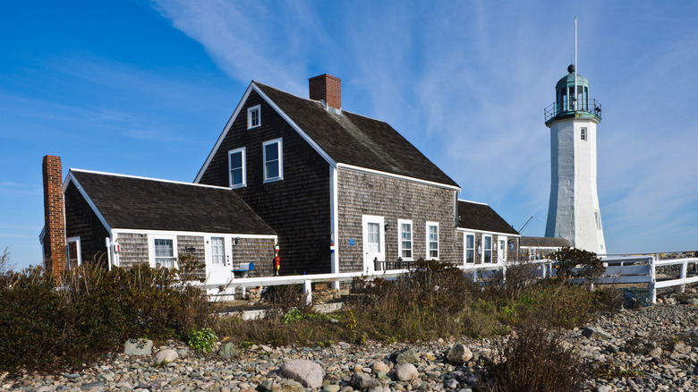 Lightkeeper's cottage and white lighthouse