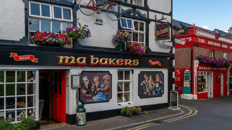 Irish pubs Ma Bakers with flowers on the windowsills in Carlingford