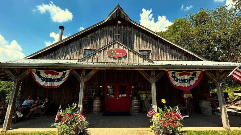A view of the outside of Cameo Vineyards