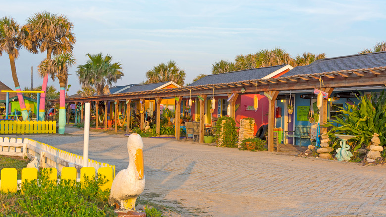 Exterior of Si Como No Inn in Beverly Beach, Florida