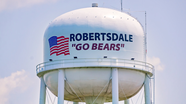 Water tower in Robertsdale, Alabama, expressing support for college football team.