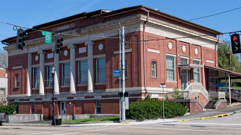 Brick Post Office building stands firm in downtown Harriman, TN