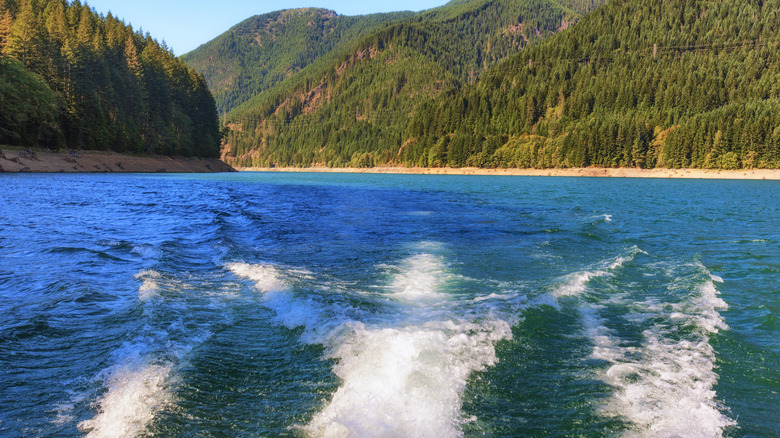 Boat wake spreads on Detroit Lake