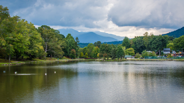 Lake Tomahawk landscape view in North Carolina